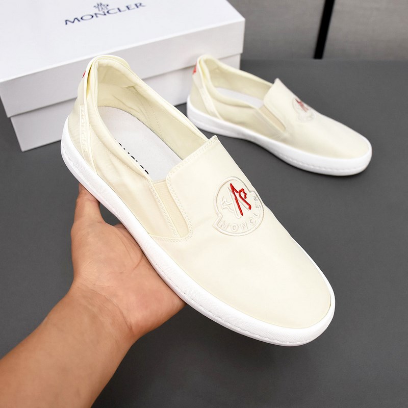 Moncler [蒙口]透氣小布鞋，鞋面采用舒適透氣布料，超輕軟橡膠大底。男款3