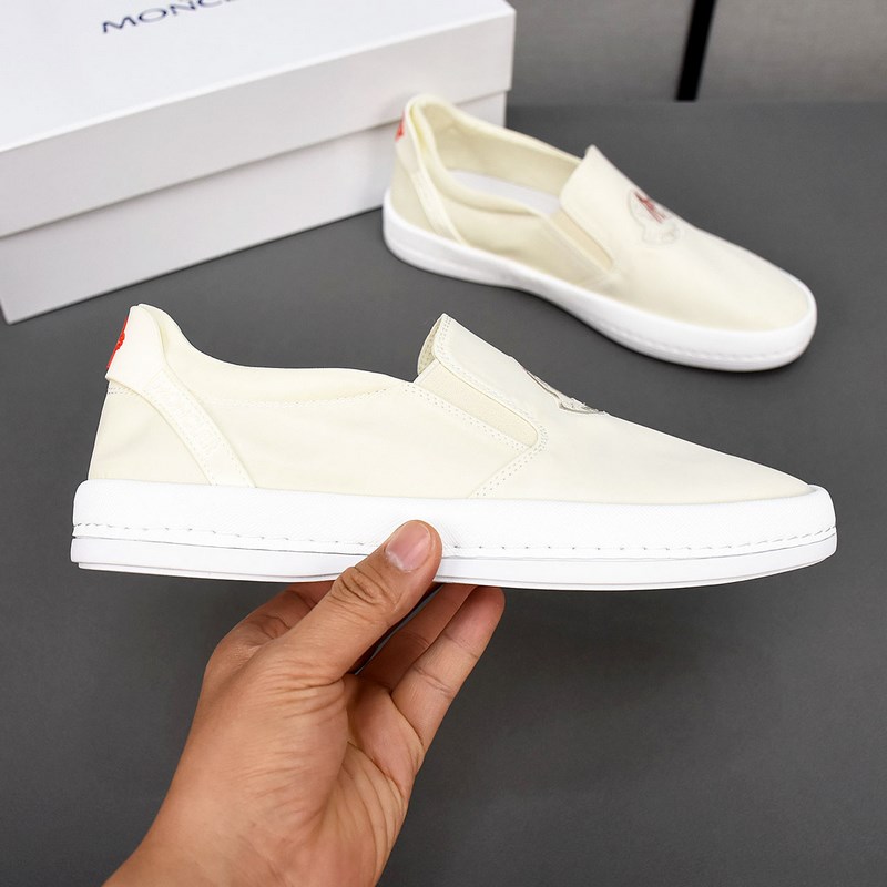 Moncler [蒙口]透氣小布鞋，鞋面采用舒適透氣布料，超輕軟橡膠大底。男款3