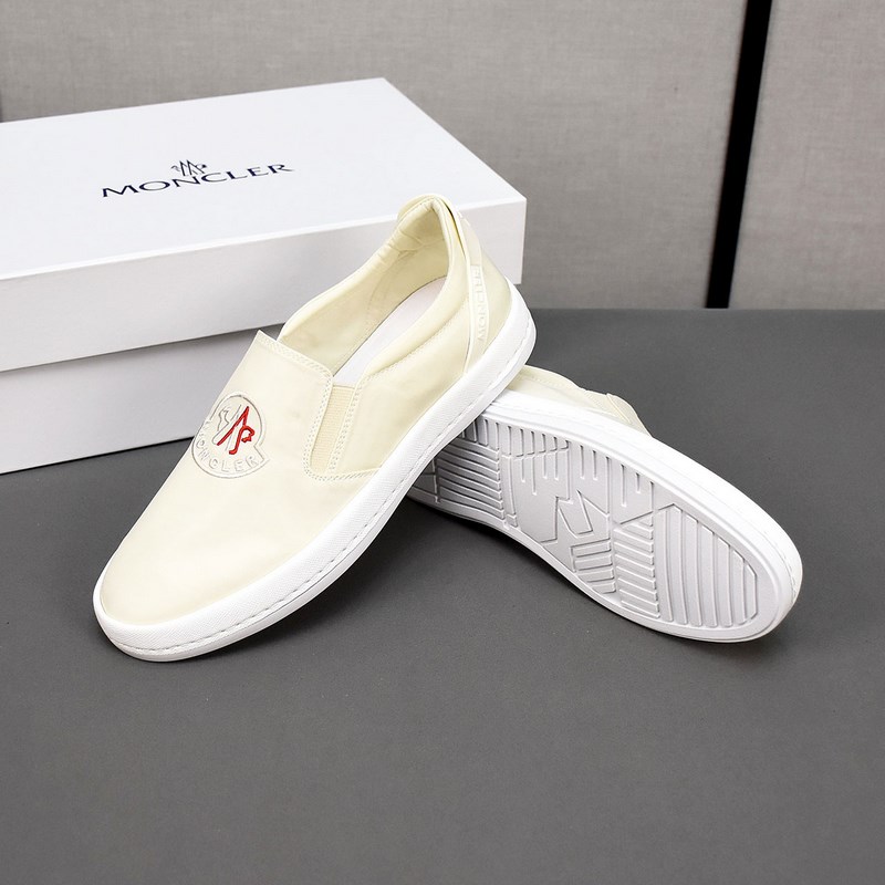 Moncler [蒙口]透氣小布鞋，鞋面采用舒適透氣布料，超輕軟橡膠大底。男款3