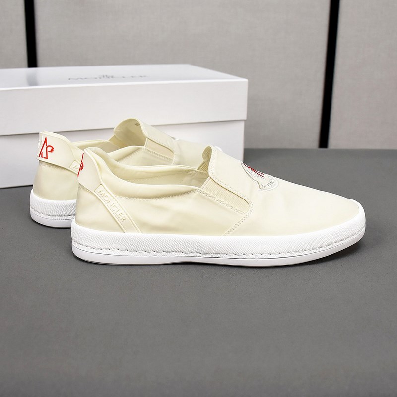 Moncler [蒙口]透氣小布鞋，鞋面采用舒適透氣布料，超輕軟橡膠大底。男款3