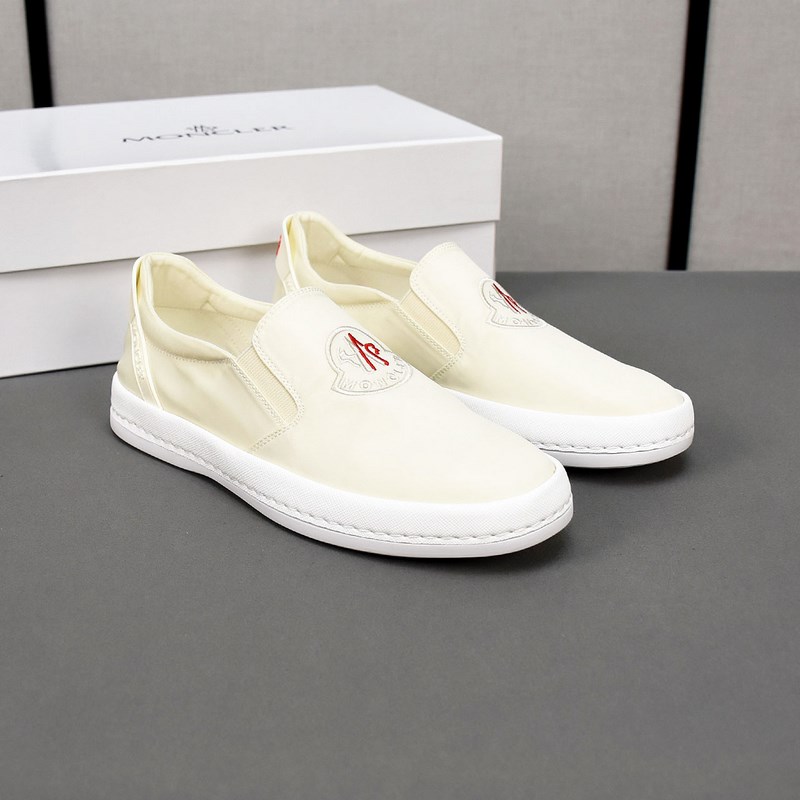 Moncler [蒙口]透氣小布鞋，鞋面采用舒適透氣布料，超輕軟橡膠大底。男款3