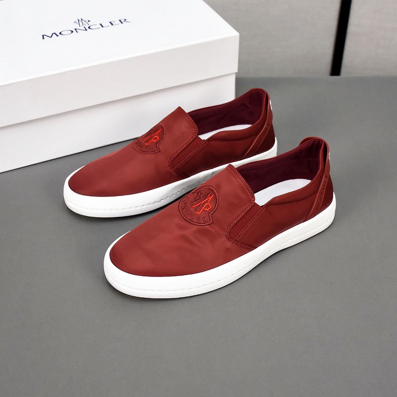 Moncler [蒙口]透氣小布鞋，鞋面采用舒適透氣布料，超輕軟橡膠大底。男款3
