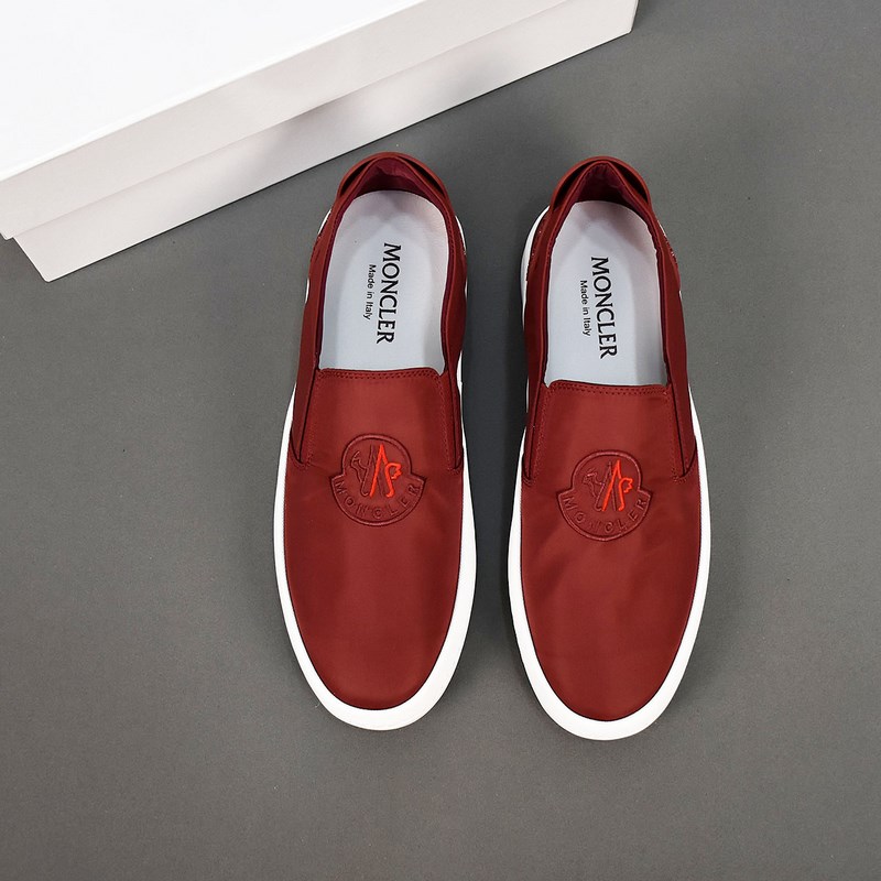 Moncler [蒙口]透氣小布鞋，鞋面采用舒適透氣布料，超輕軟橡膠大底。男款3