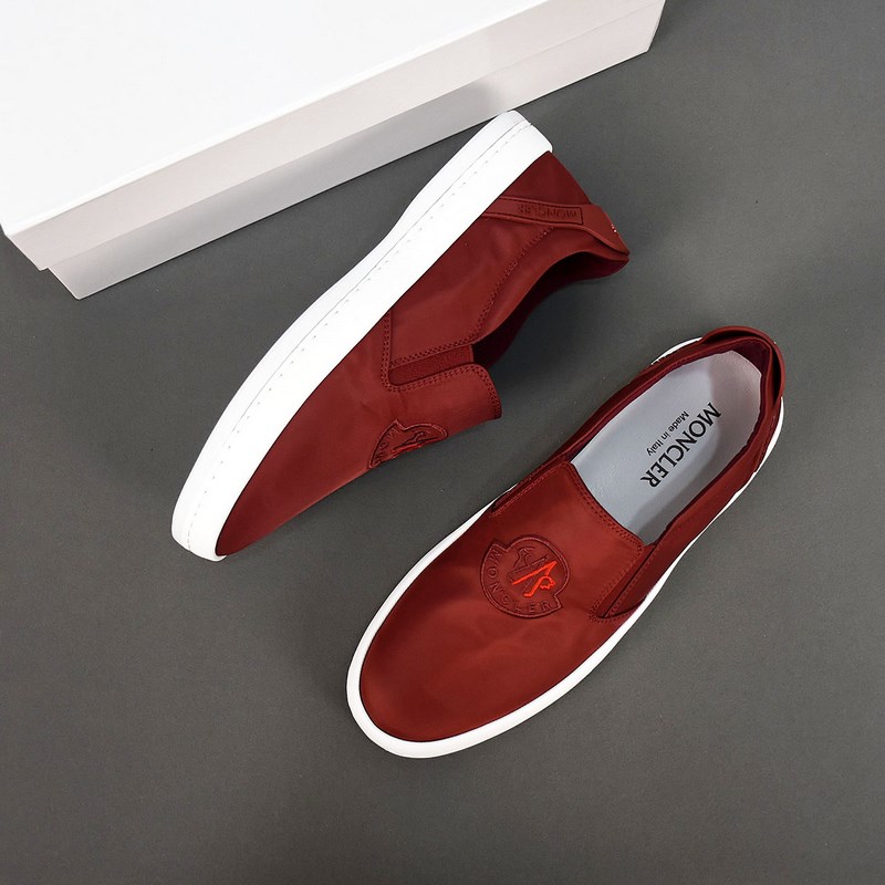 Moncler [蒙口]透氣小布鞋，鞋面采用舒適透氣布料，超輕軟橡膠大底。男款3