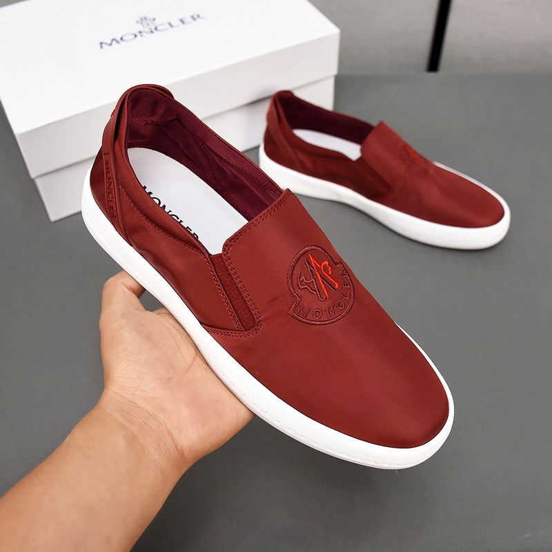 Moncler [蒙口]透氣小布鞋，鞋面采用舒適透氣布料，超輕軟橡膠大底。男款3