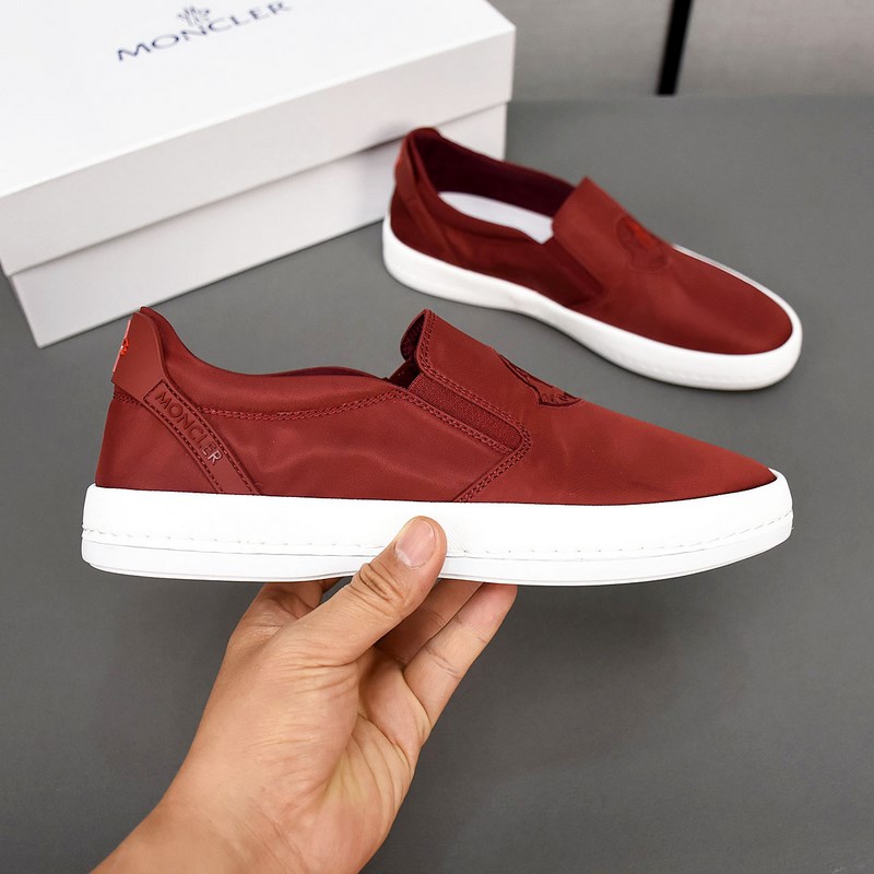 Moncler [蒙口]透氣小布鞋，鞋面采用舒適透氣布料，超輕軟橡膠大底。男款3