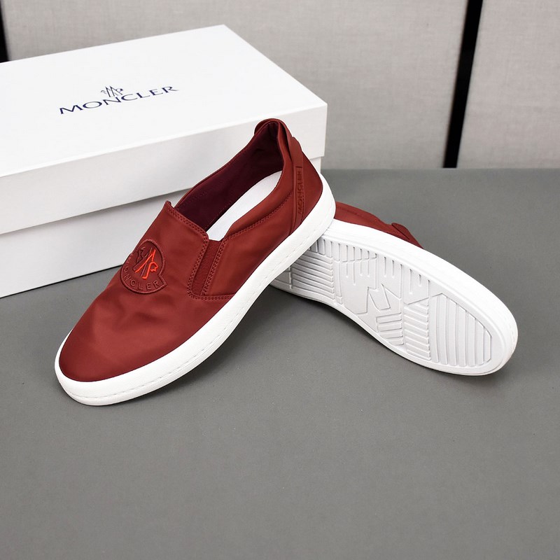 Moncler [蒙口]透氣小布鞋，鞋面采用舒適透氣布料，超輕軟橡膠大底。男款3