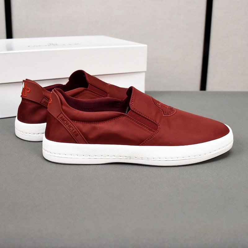 Moncler [蒙口]透氣小布鞋，鞋面采用舒適透氣布料，超輕軟橡膠大底。男款3