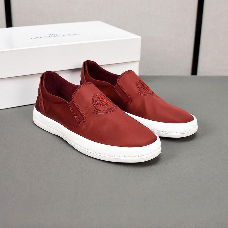 Moncler [蒙口]透氣小布鞋，鞋面采用舒適透氣布料，超輕軟橡膠大底。男款3