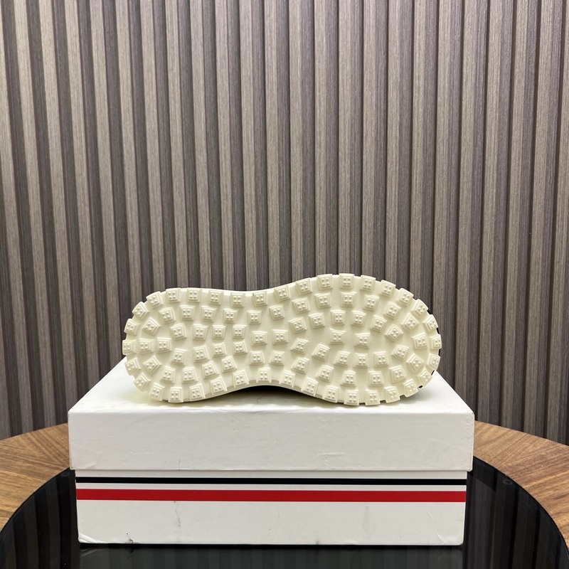 Moncler蒙口 男鞋運動鞋，進口牛皮面、氯丁橡膠 各種材質拼接打造，鞋面采用