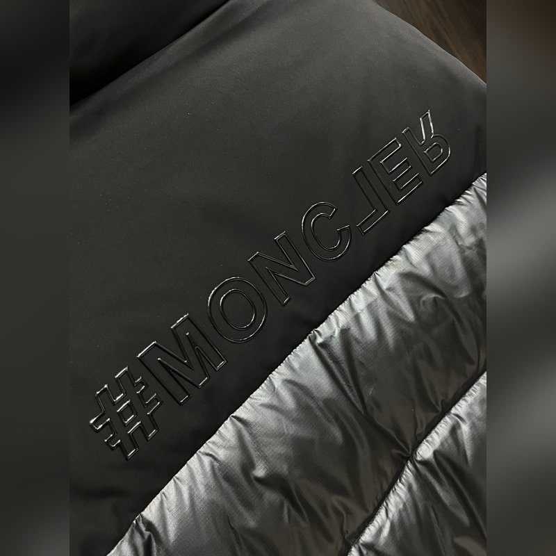 主推羽絨 Moncler 2026最新款時尚設計師款羽絨外套 蒙口立領羽絨服，胸