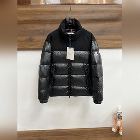 主推羽絨 Moncler 2026最新款時尚設(shè)計師款羽絨外套 蒙口立領(lǐng)羽絨服，胸