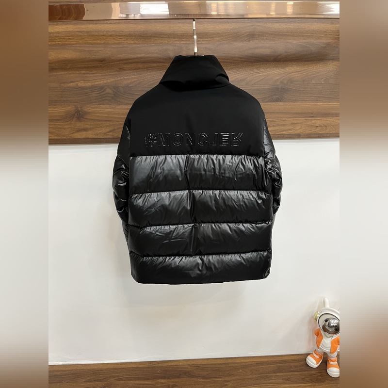 主推羽絨 Moncler 2026最新款時尚設計師款羽絨外套 蒙口立領羽絨服，胸