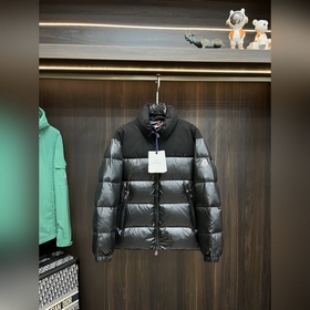 主推羽絨 Moncler 2026最新款時尚設(shè)計師款羽絨外套 蒙口立領(lǐng)羽絨服，胸