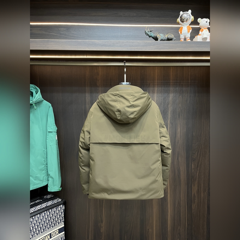 主推羽絨Moncler 2026最新款時尚設計師款羽絨外套 蒙口連帽羽絨服，胸口