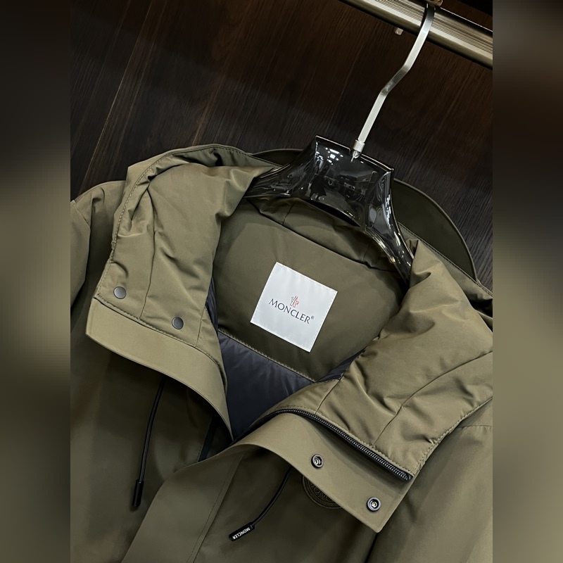 主推羽絨Moncler 2026最新款時尚設計師款羽絨外套 蒙口連帽羽絨服，胸口