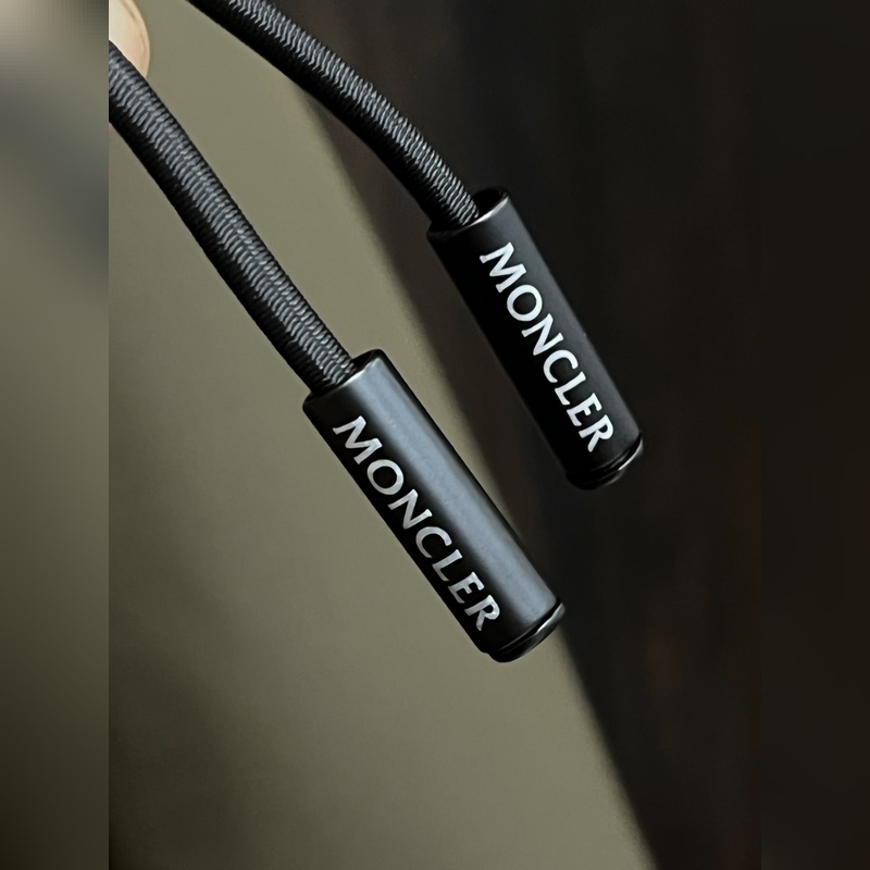 主推羽絨Moncler 2026最新款時尚設計師款羽絨外套 蒙口連帽羽絨服，胸口