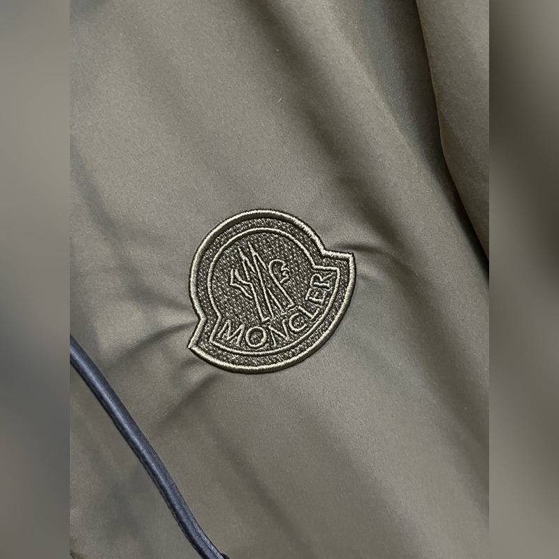 主推羽絨Moncler 2026最新款時尚設計師款羽絨外套 蒙口連帽羽絨服，胸口