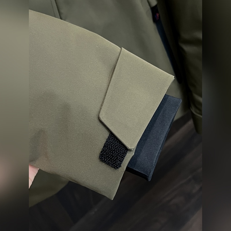 主推羽絨Moncler 2026最新款時尚設計師款羽絨外套 蒙口連帽羽絨服，胸口