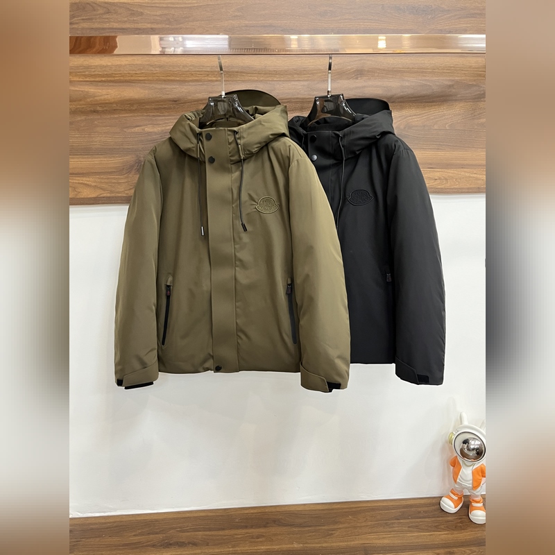 主推羽絨Moncler 2026最新款時尚設計師款羽絨外套 蒙口連帽羽絨服，胸口