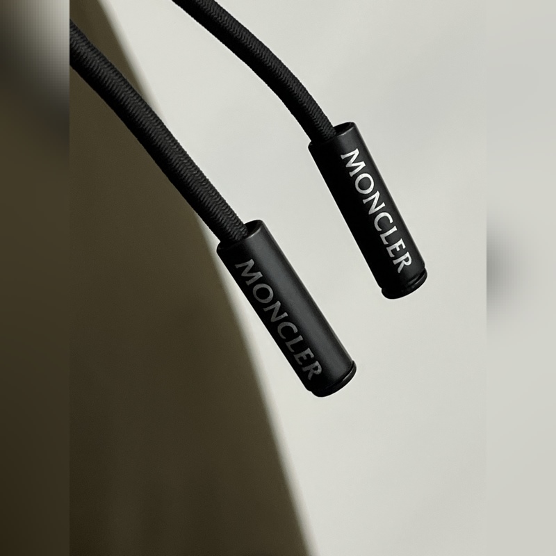 主推羽絨Moncler 2026最新款時尚設計師款羽絨外套 蒙口連帽羽絨服，胸口