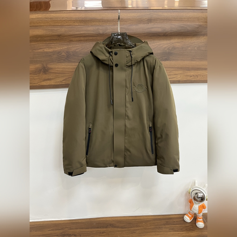 主推羽絨Moncler 2026最新款時尚設計師款羽絨外套 蒙口連帽羽絨服，胸口