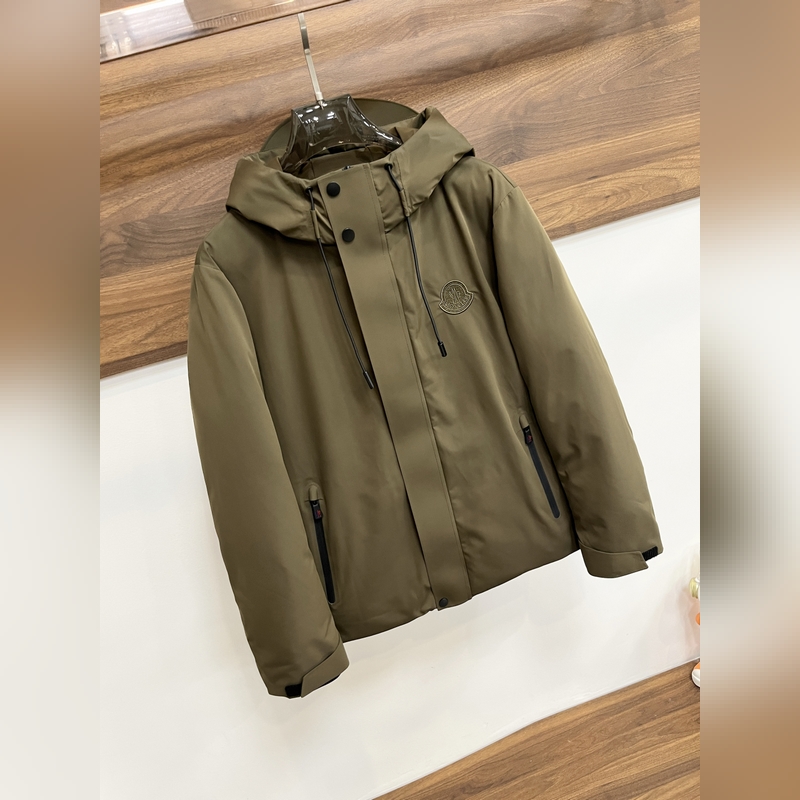 主推羽絨Moncler 2026最新款時尚設計師款羽絨外套 蒙口連帽羽絨服，胸口