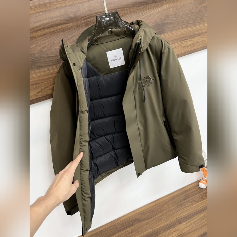 主推羽絨Moncler 2026最新款時尚設計師款羽絨外套 蒙口連帽羽絨服，胸口