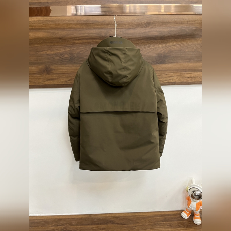 主推羽絨Moncler 2026最新款時尚設計師款羽絨外套 蒙口連帽羽絨服，胸口