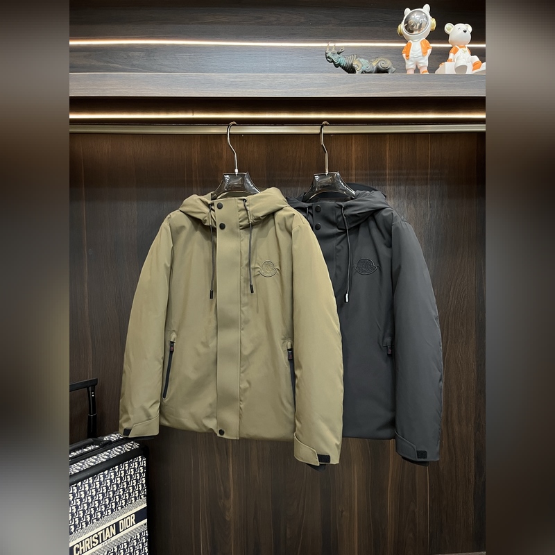 主推羽絨Moncler 2026最新款時尚設計師款羽絨外套 蒙口連帽羽絨服，胸口