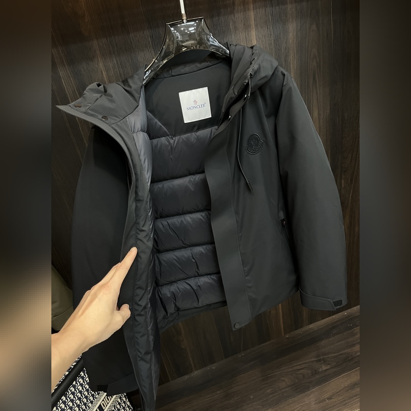 主推羽絨Moncler 2026最新款時尚設計師款羽絨外套 蒙口連帽羽絨服，胸口