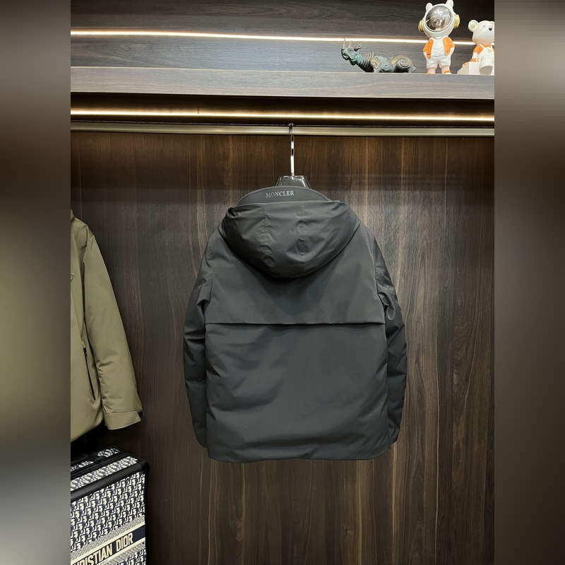 主推羽絨Moncler 2026最新款時尚設計師款羽絨外套 蒙口連帽羽絨服，胸口