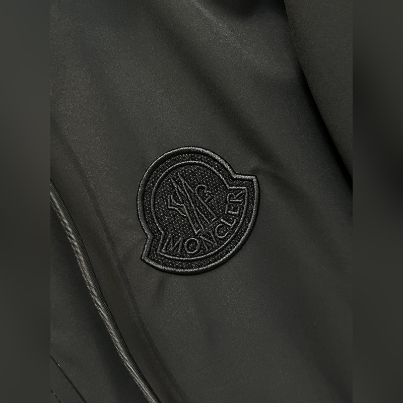 主推羽絨Moncler 2026最新款時尚設計師款羽絨外套 蒙口連帽羽絨服，胸口