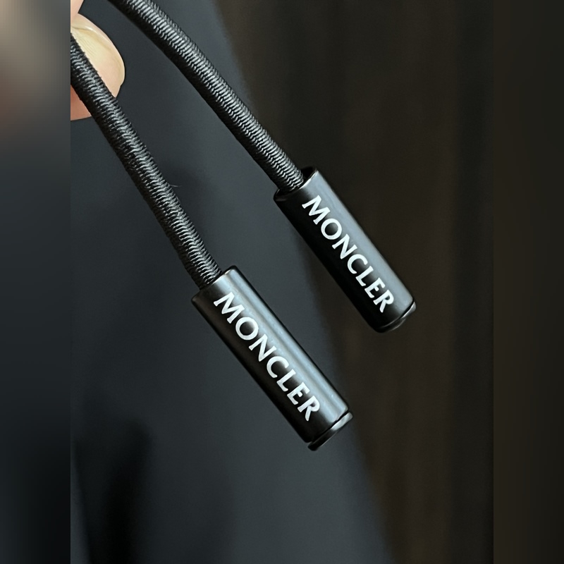 主推羽絨Moncler 2026最新款時尚設計師款羽絨外套 蒙口連帽羽絨服，胸口