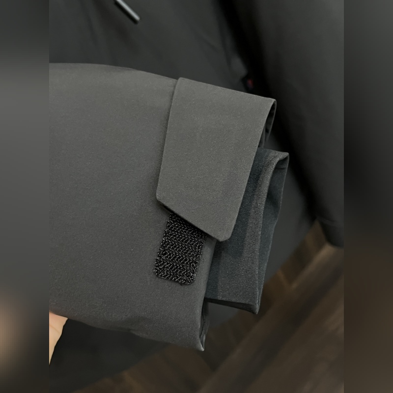 主推羽絨Moncler 2026最新款時尚設計師款羽絨外套 蒙口連帽羽絨服，胸口