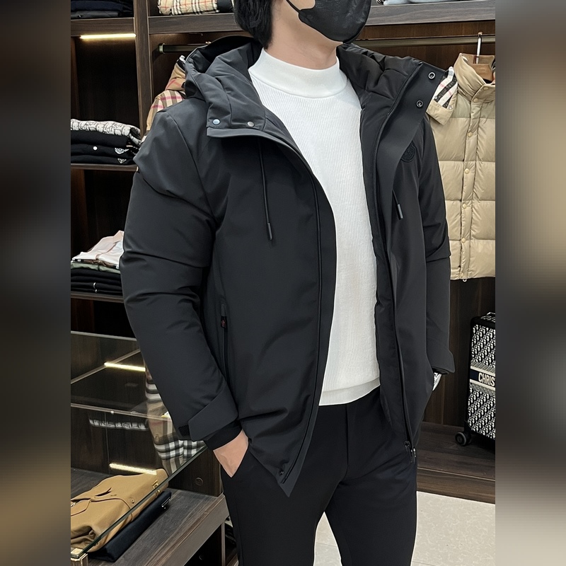 主推羽絨Moncler 2026最新款時尚設計師款羽絨外套 蒙口連帽羽絨服，胸口