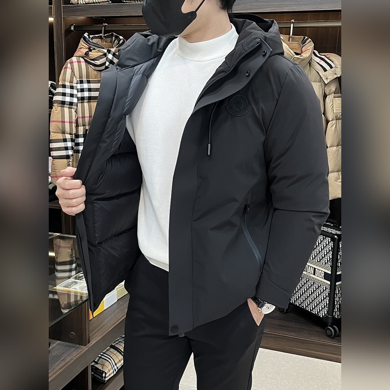 主推羽絨Moncler 2026最新款時尚設計師款羽絨外套 蒙口連帽羽絨服，胸口