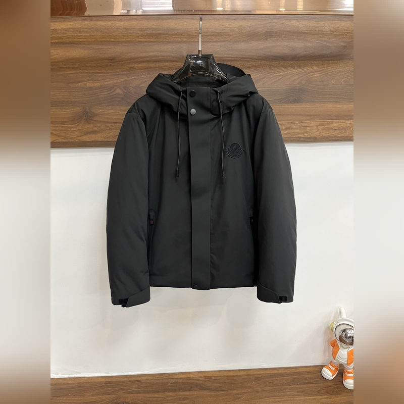 主推羽絨Moncler 2026最新款時尚設計師款羽絨外套 蒙口連帽羽絨服，胸口