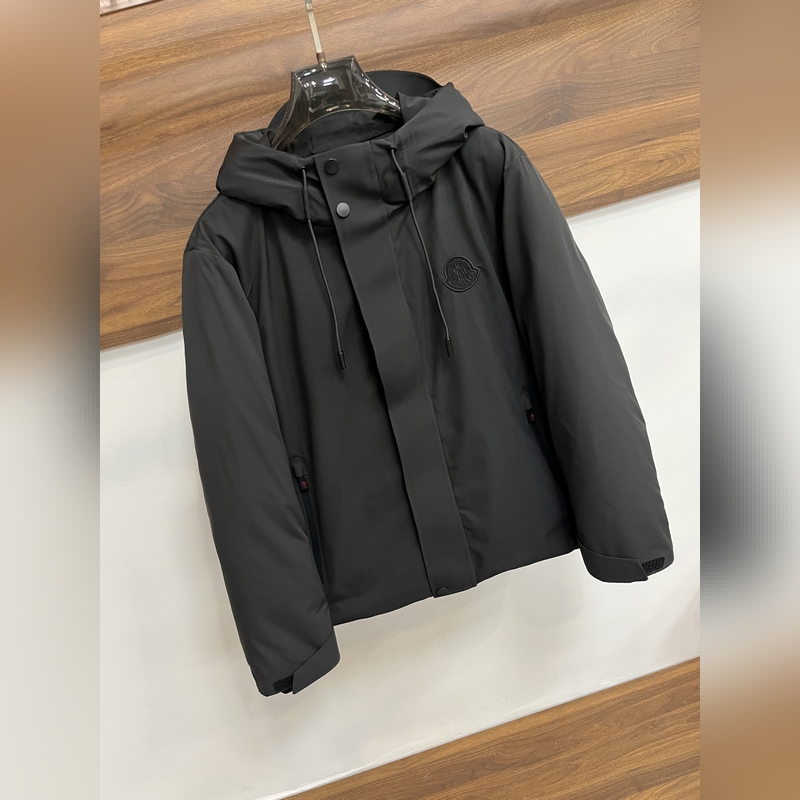 主推羽絨Moncler 2026最新款時尚設計師款羽絨外套 蒙口連帽羽絨服，胸口