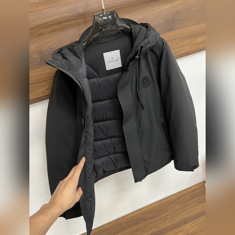 主推羽絨Moncler 2026最新款時尚設計師款羽絨外套 蒙口連帽羽絨服，胸口
