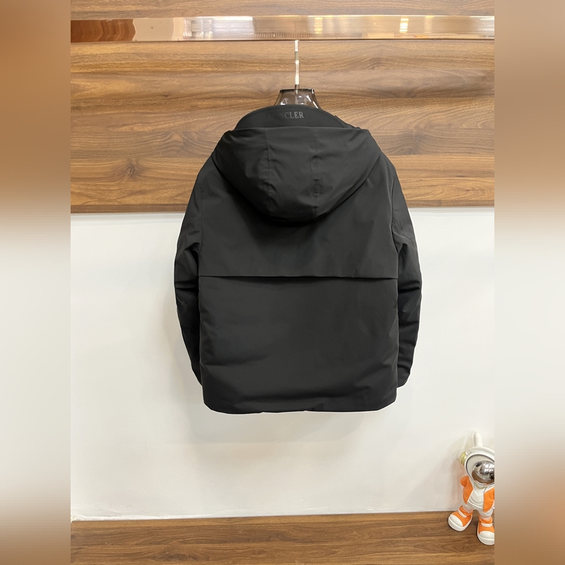 主推羽絨Moncler 2026最新款時尚設計師款羽絨外套 蒙口連帽羽絨服，胸口