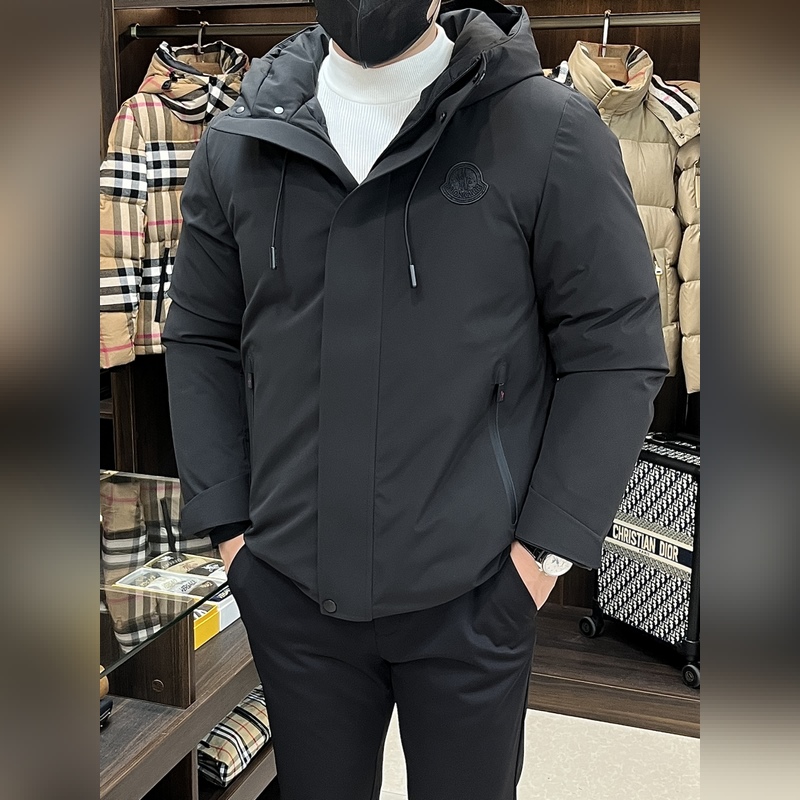主推羽絨Moncler 2026最新款時尚設計師款羽絨外套 蒙口連帽羽絨服，胸口