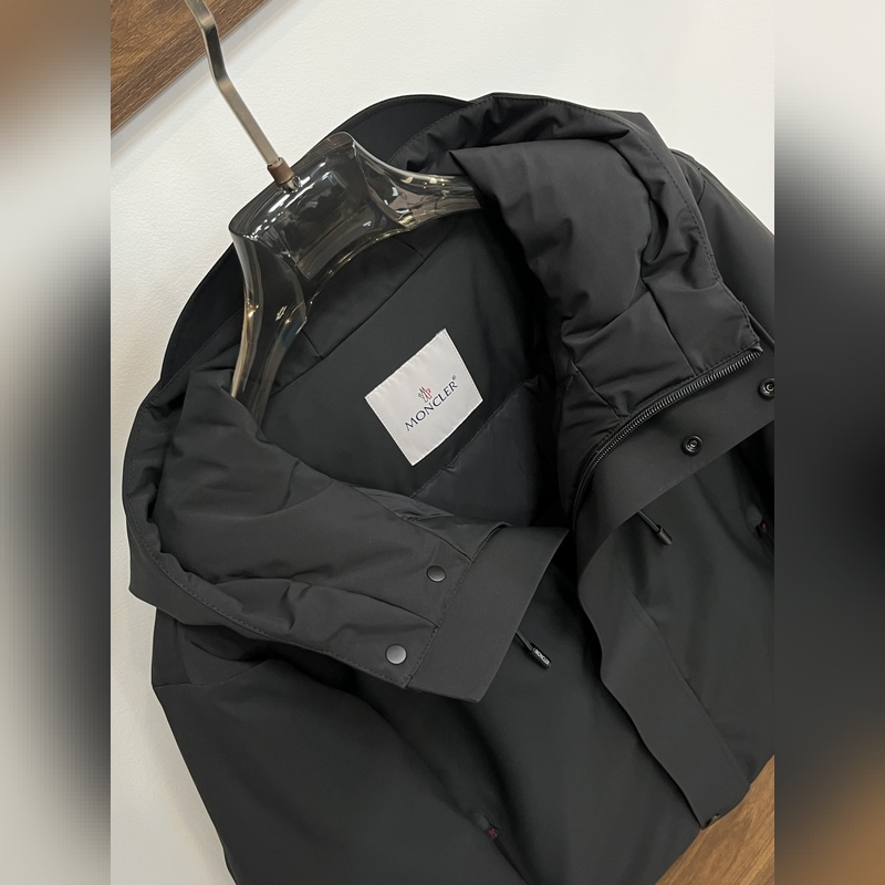 主推羽絨Moncler 2026最新款時尚設計師款羽絨外套 蒙口連帽羽絨服，胸口