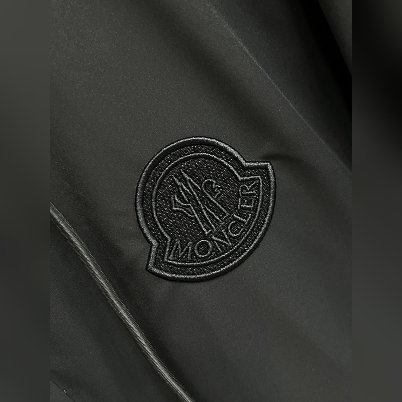 主推羽絨Moncler 2026最新款時尚設計師款羽絨外套 蒙口連帽羽絨服，胸口