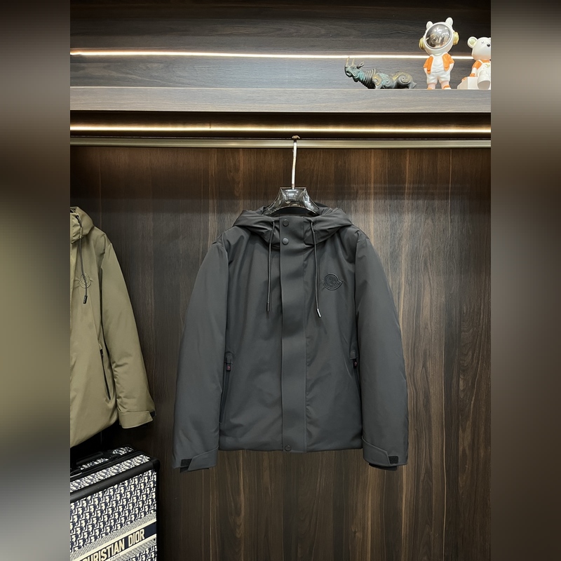 主推羽絨Moncler 2026最新款時尚設計師款羽絨外套 蒙口連帽羽絨服，胸口