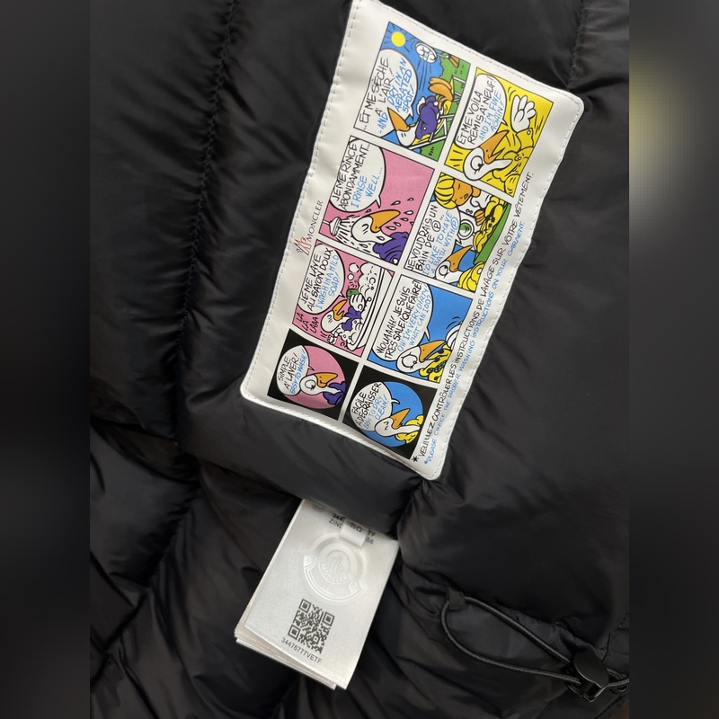 主推羽絨Moncler 2026最新款時尚設計師款羽絨外套 蒙口連帽羽絨服，胸口