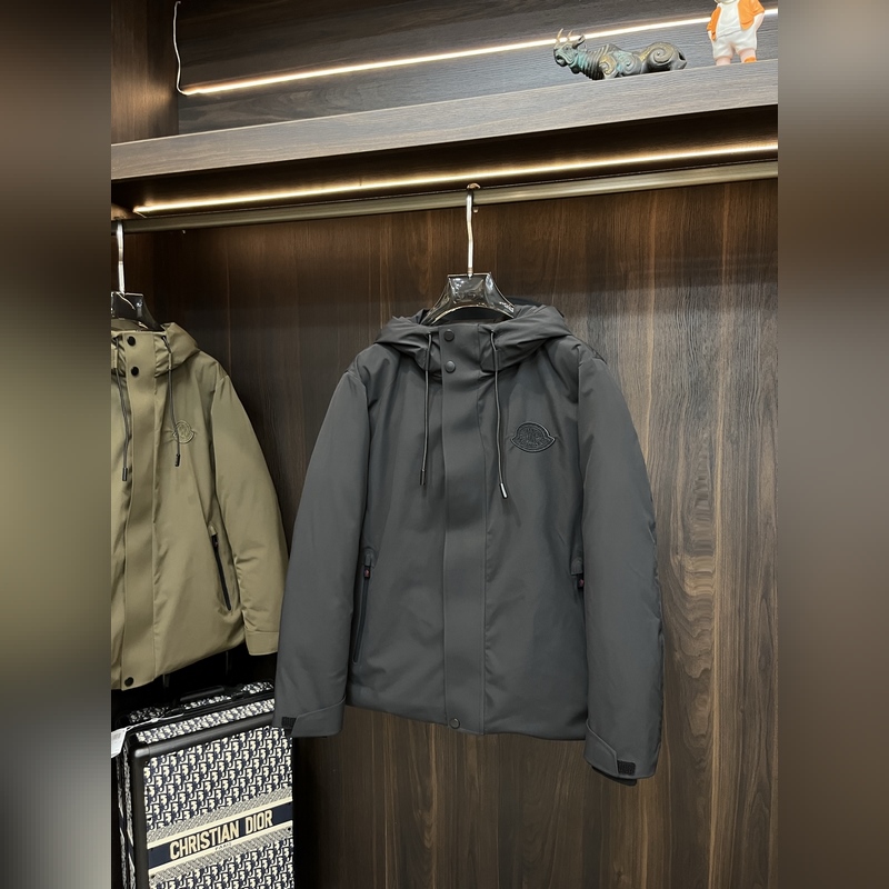 主推羽絨Moncler 2026最新款時尚設計師款羽絨外套 蒙口連帽羽絨服，胸口