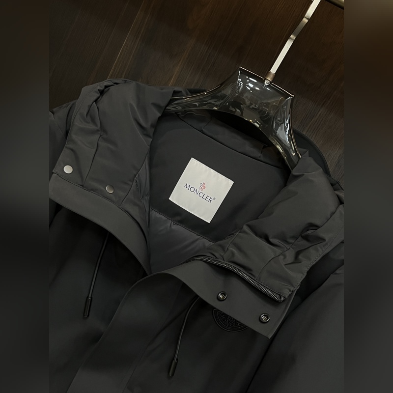 主推羽絨Moncler 2026最新款時尚設計師款羽絨外套 蒙口連帽羽絨服，胸口