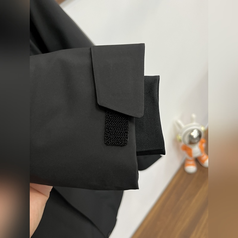 主推羽絨Moncler 2026最新款時尚設計師款羽絨外套 蒙口連帽羽絨服，胸口