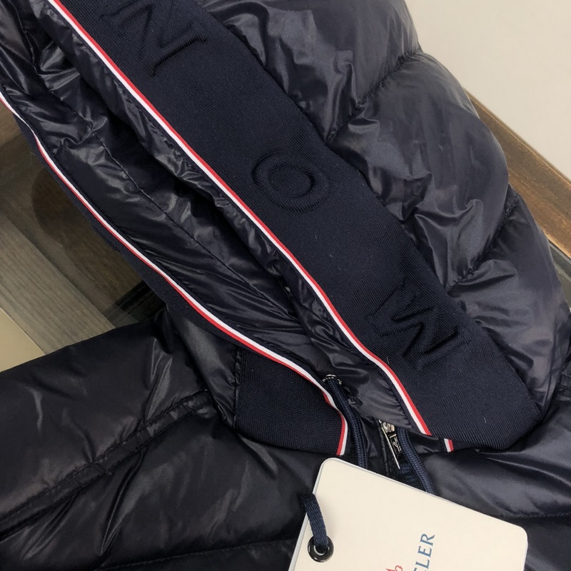 Moncler 蒙口 炸裂 新品] 設(shè)計(jì)時(shí)尚百搭舒適透氣連帽蒙口羽絨服~支持N